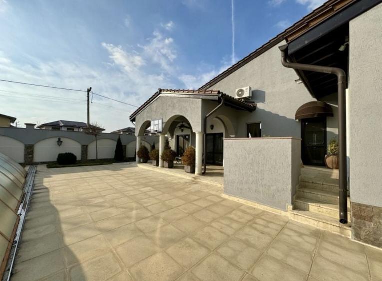 Casă individuală cu 7 camere cu Piscina în Domnești