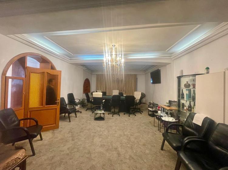 Casă cu 8 camere cu Garaj în Barbu Văcărescu