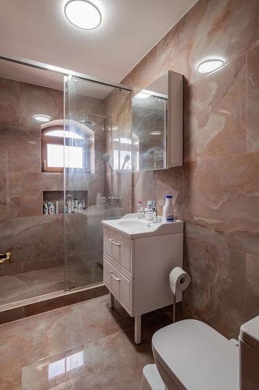 Casă individuală cu 8 camere cu Canalizare în Sud