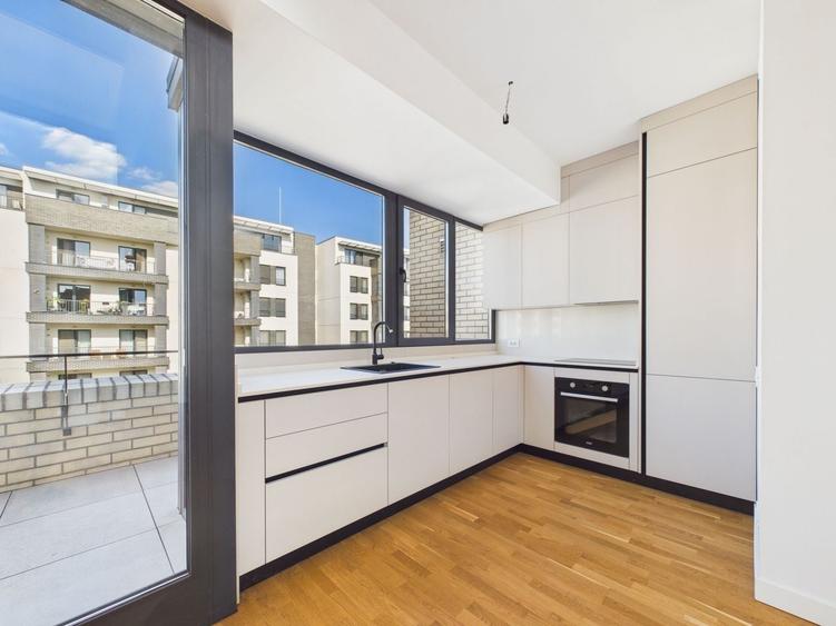 Apartament cu 4 camere semidecomandat în Central