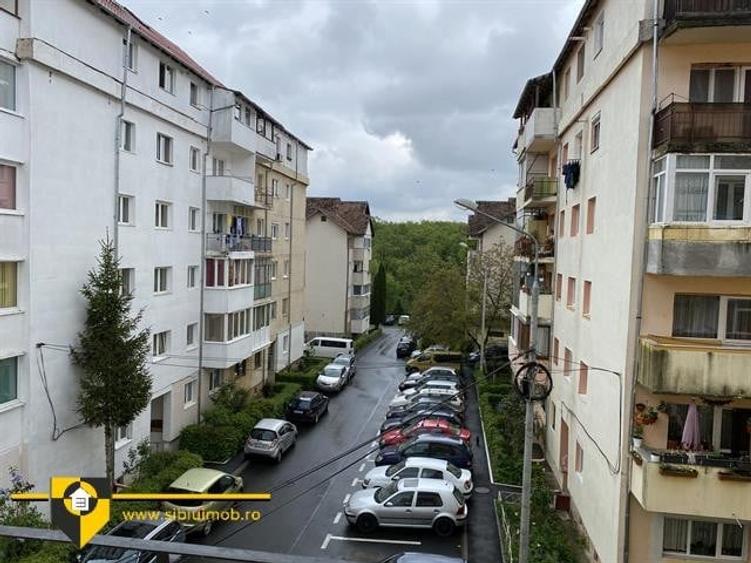 Apartament cu 3 camere decomandat, mobilat în Valea Aurie