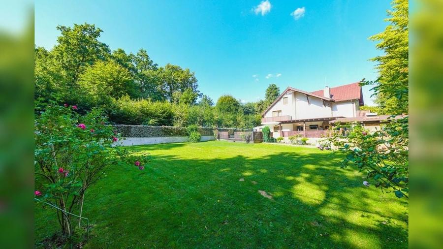 Casă cu 6 camere cu Piscina în Florești