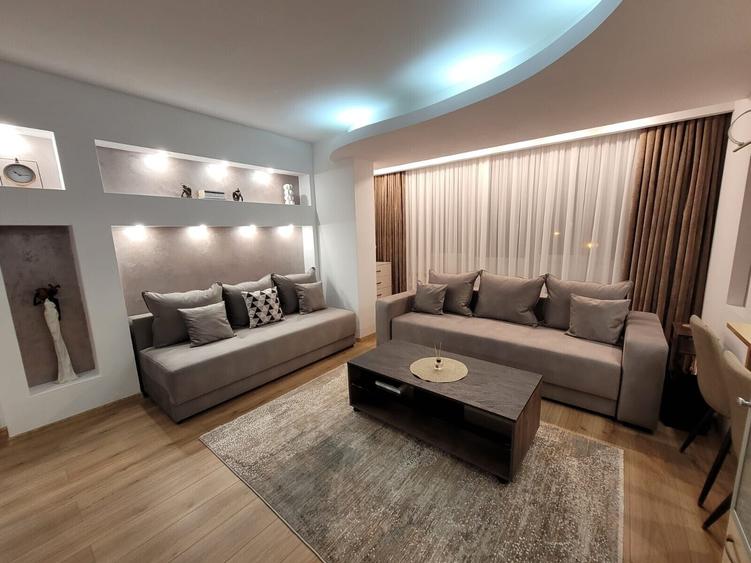 Apartament cu 3 camere semidecomandat în Pajura