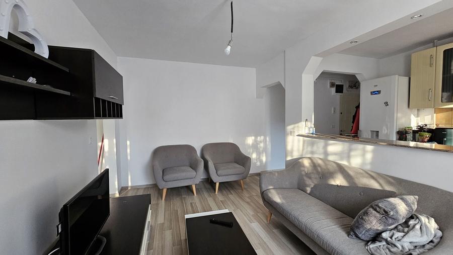 Apartament cu 3 camere semidecomandat în Central