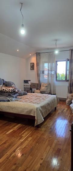 Casă individuală cu 8 camere cu Canalizare în Ciolpani