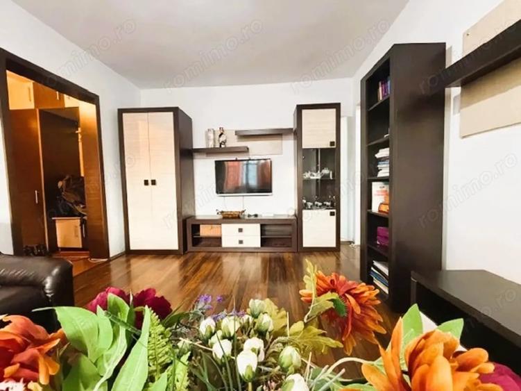 Apartament cu 3 camere semidecomandat în Central