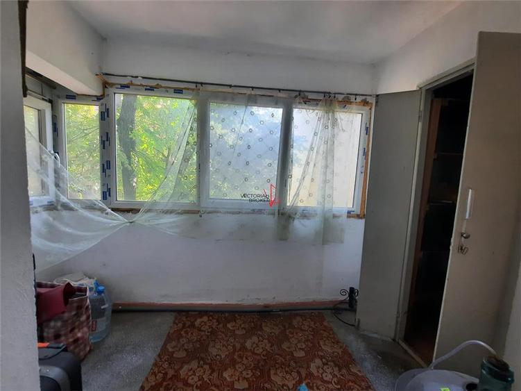 Apartament cu 4 camere semidecomandat în Iancului