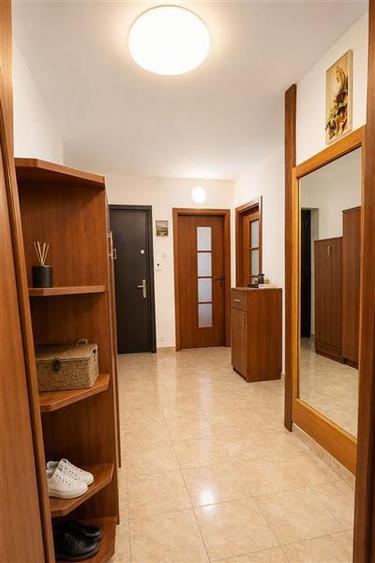 Apartament cu 3 camere semidecomandat, mobilat în Florilor