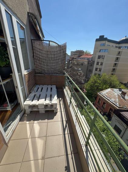 Apartament cu 4 camere semidecomandat, mobilat în Armeneasca