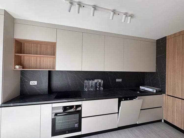 Apartament cu 3 camere semidecomandat, mobilat în Iris