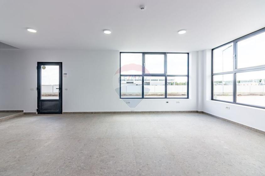 Spațiu comercial, de 560 mp, în Balotești