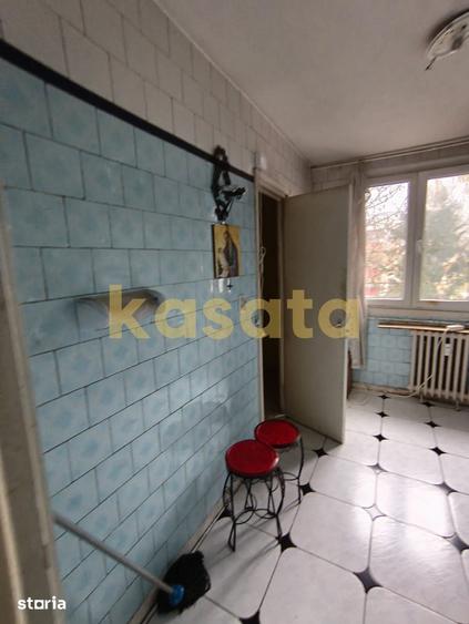 Apartament cu 3 camere semidecomandat în Titan