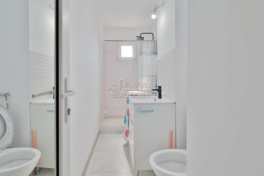Apartament cu 3 camere semidecomandat, mobilat în Central