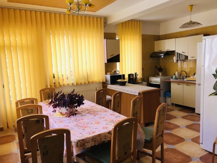 Casă individuală cu 8 camere cu Teren 260 Mp în Ultracentral