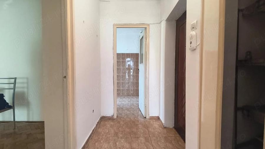 Apartament cu 4 camere semidecomandat în Piața Centrală
