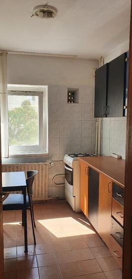 Apartament cu 3 camere decomandat în Vitan