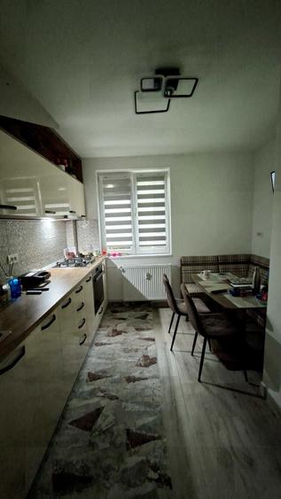 Apartament cu 3 camere semidecomandat în Berceni