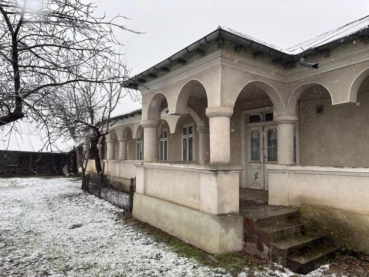 Casă individuală cu 4 camere cu Teren 2200 Mp în Central