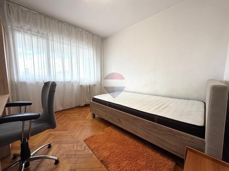 Apartament cu 4 camere decomandat, mobilat în Central
