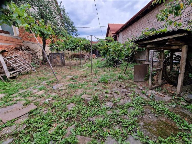 Casă cu 2 camere cu Teren 576 Mp în Clocotici