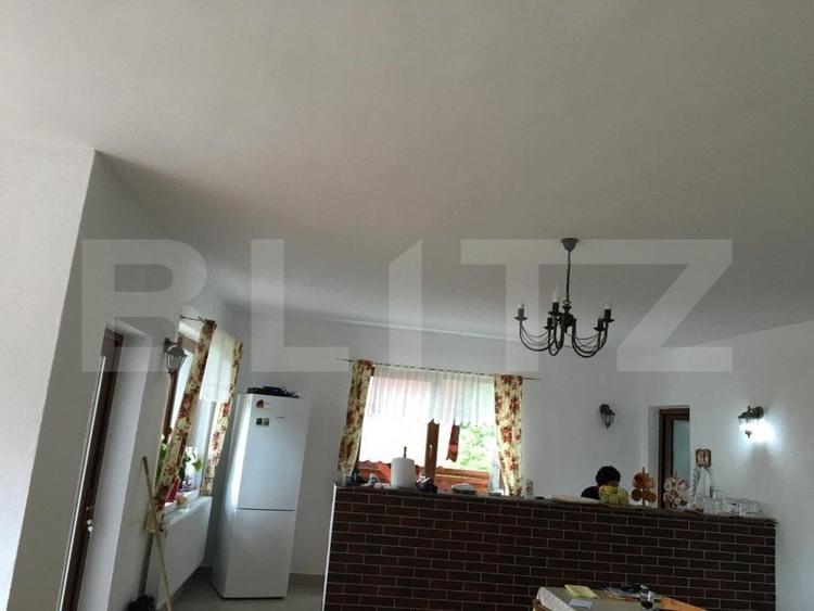 Casă individuală cu 8 camere cu Canalizare în Exterior Est
