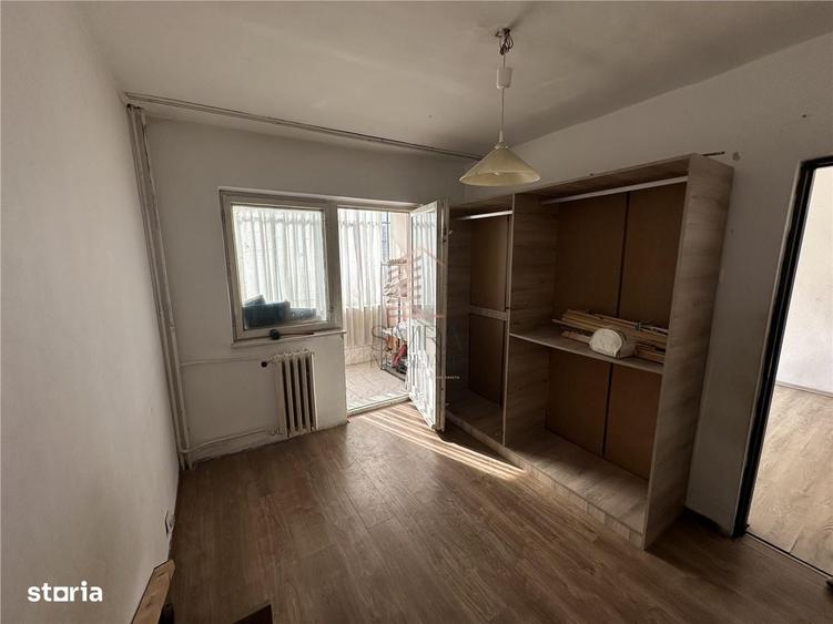 Apartament cu 3 camere semidecomandat în Central