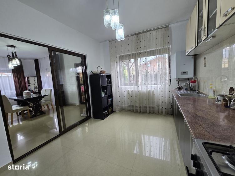 Casă cu 4 camere în Sintești