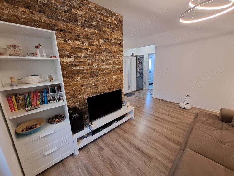 Apartament cu 3 camere decomandat în Roșu