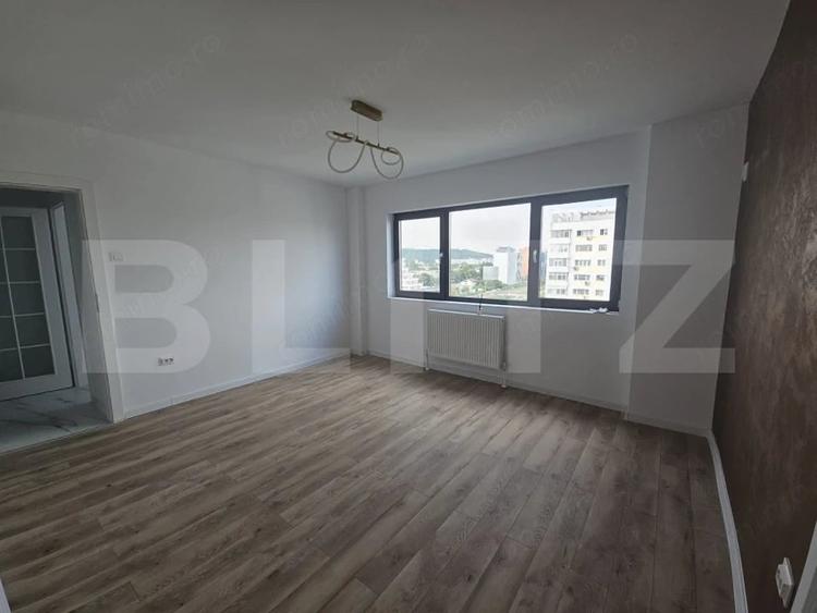 Apartament cu 3 camere semidecomandat în Splai Bahlui