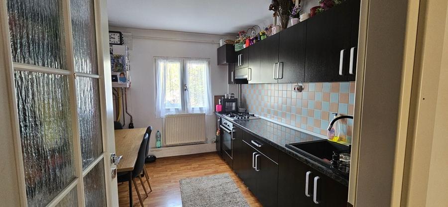 Apartament cu 4 camere decomandat în Cornitoiu
