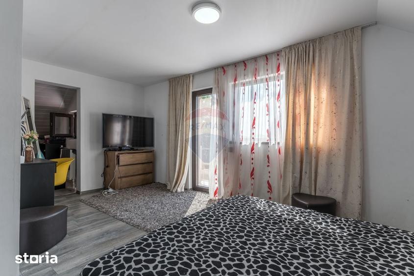 Casă cu 5 camere cu Teren 530 Mp în Holboca