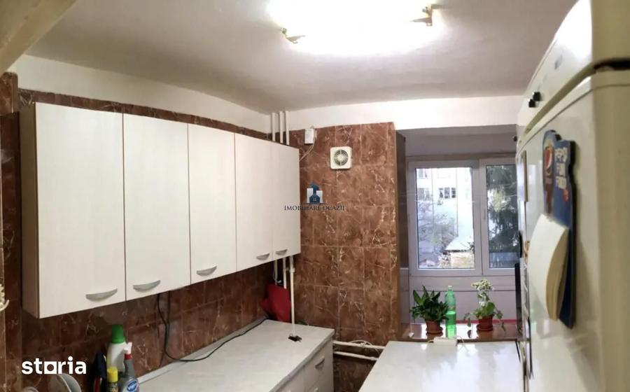 Apartament cu 3 camere semidecomandat în Berceni