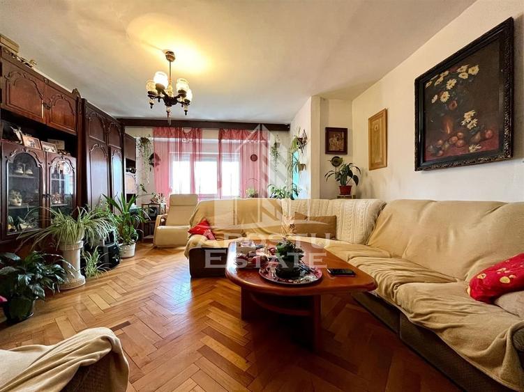 Apartament cu 4 camere decomandat, mobilat în Aradului