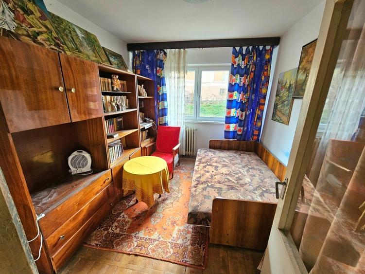 Apartament cu 3 camere semidecomandat în Moroasa 1