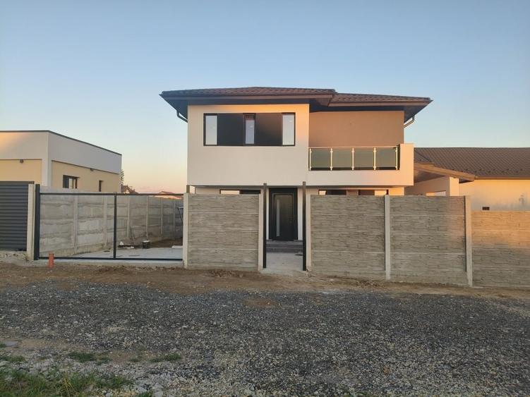 Casă cu 4 camere în Dragomirești-Vale