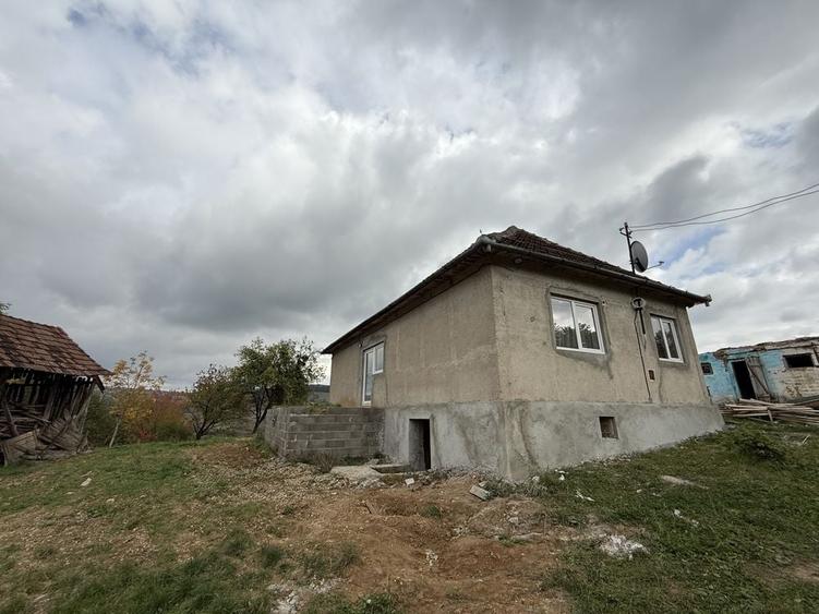 Casă cu 4 camere în Stracoș