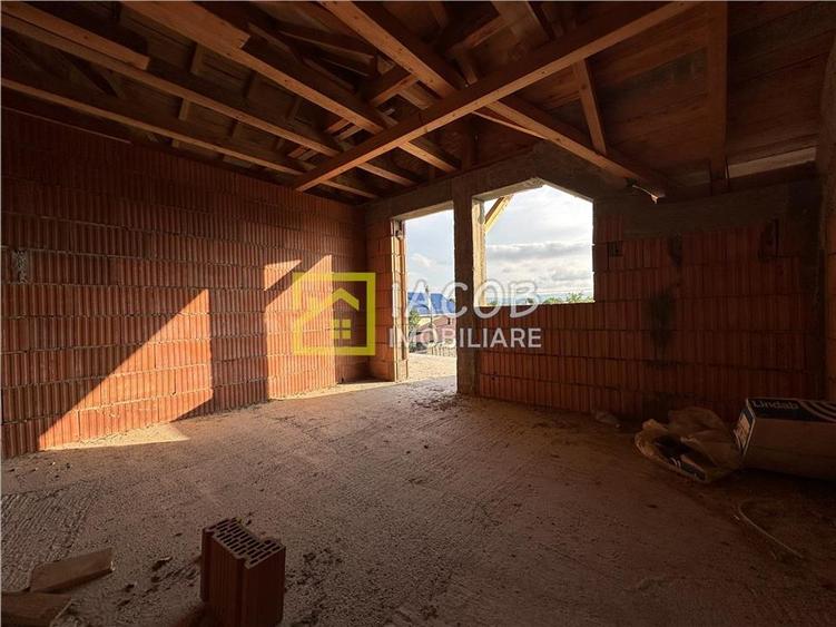Casă individuală cu 5 camere cu Teren 400 Mp în Calea Moldovei