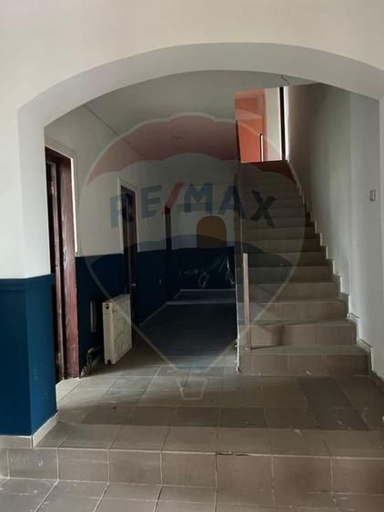 Casă individuală cu 18 camere cu Teren 600 Mp în Nord
