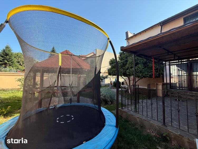 Casă cu 5 camere cu Teren 320 Mp în Vatra Luminoasă