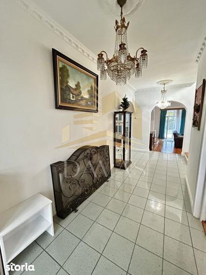 Casă cu 5 camere semidecomandat cu Garaj în Gruia