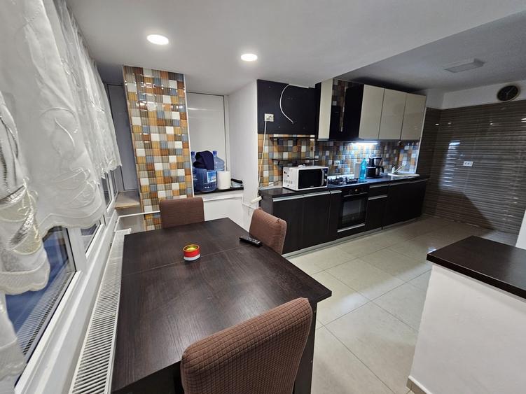 Apartament cu 3 camere decomandat în Decebal