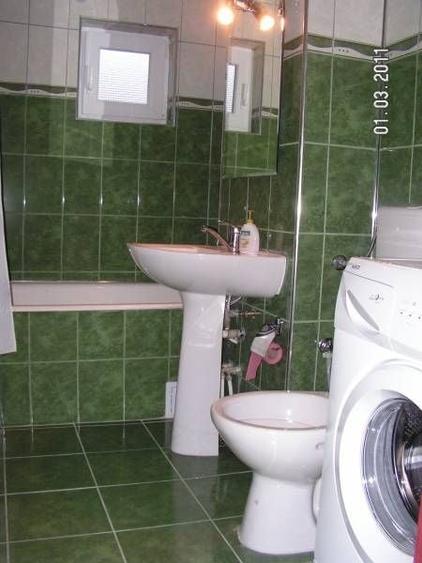 Apartament cu 2 camere semidecomandat, mobilat în Dâmbovița