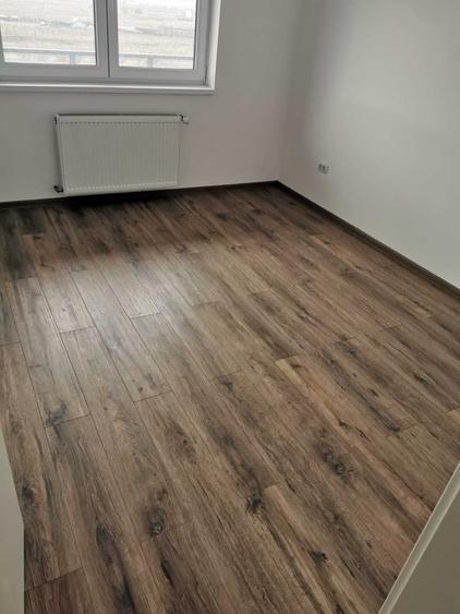 Apartament cu 3 camere decomandat în Tractorul