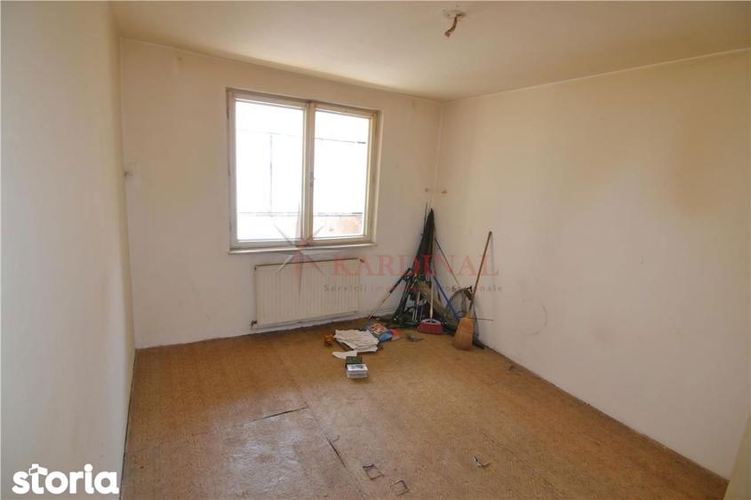 Apartament cu 3 camere decomandat în Astra