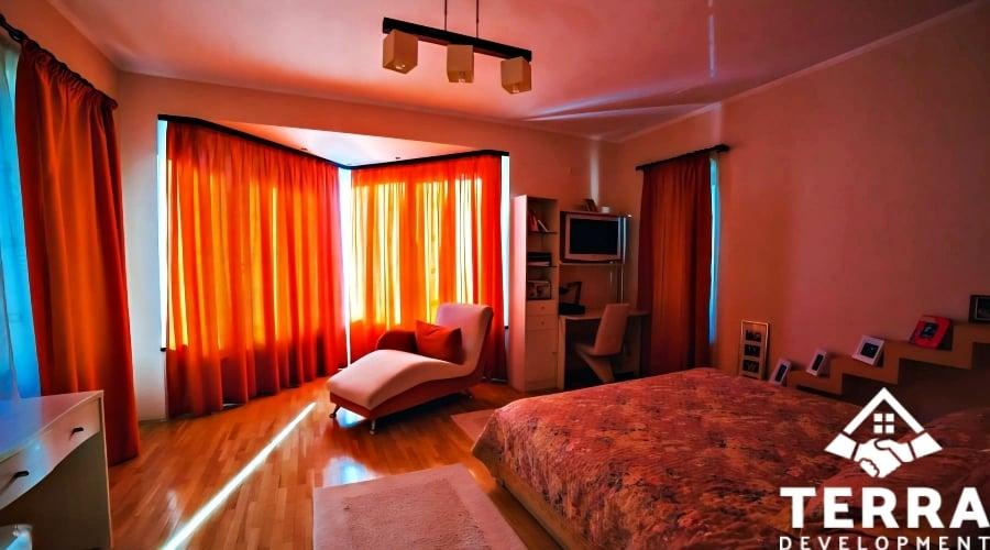 Casă individuală cu 7 camere cu Teren 500 Mp în Central