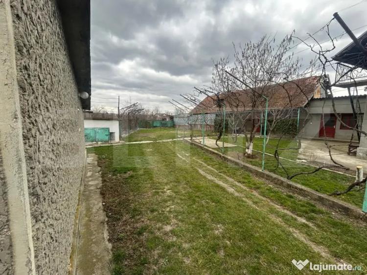 Casă cu 3 camere cu Teren 2700 Mp în Central