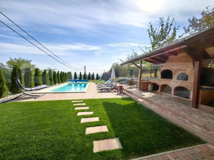 Casă individuală cu 4 camere cu Piscina în Micești