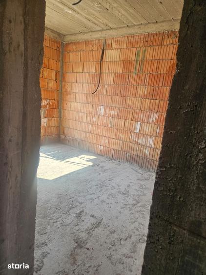 Casă cu 4 camere cu Teren 400 Mp în Bradu