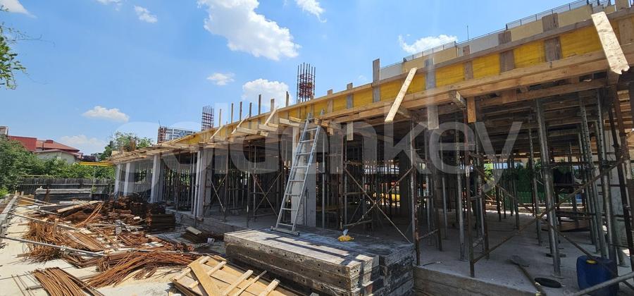 Apartament cu 4 camere semidecomandat în Aviației