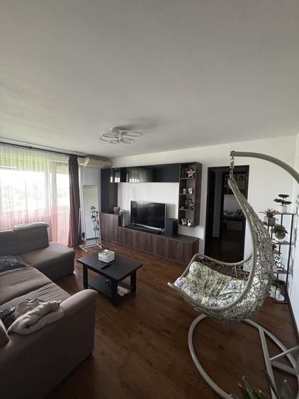 Apartament cu 3 camere semidecomandat în Central
